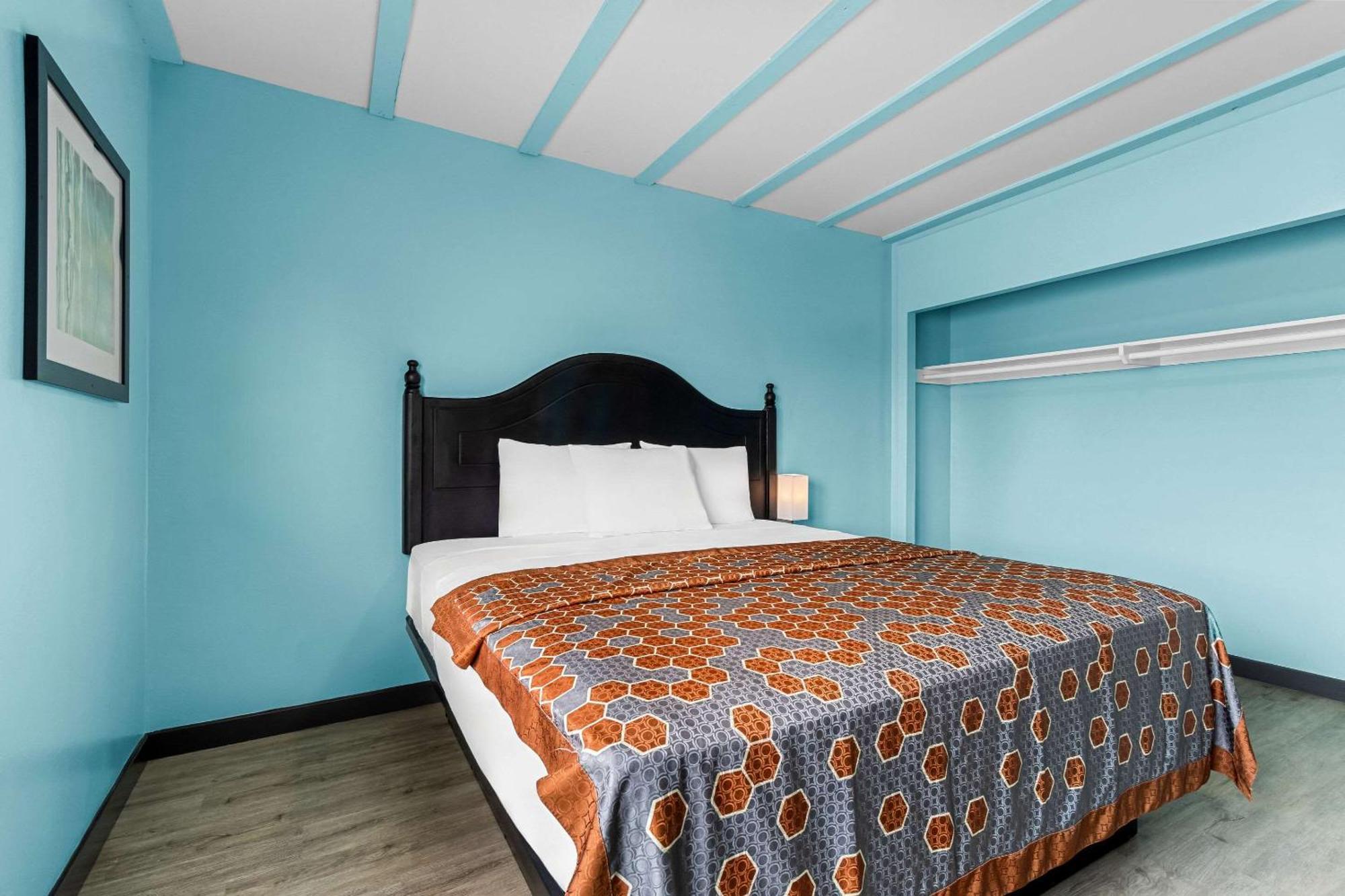 Rodeway Inn & Suites North Hollywood Burbank Airport - Universal Area Los Angeles Exterior photo