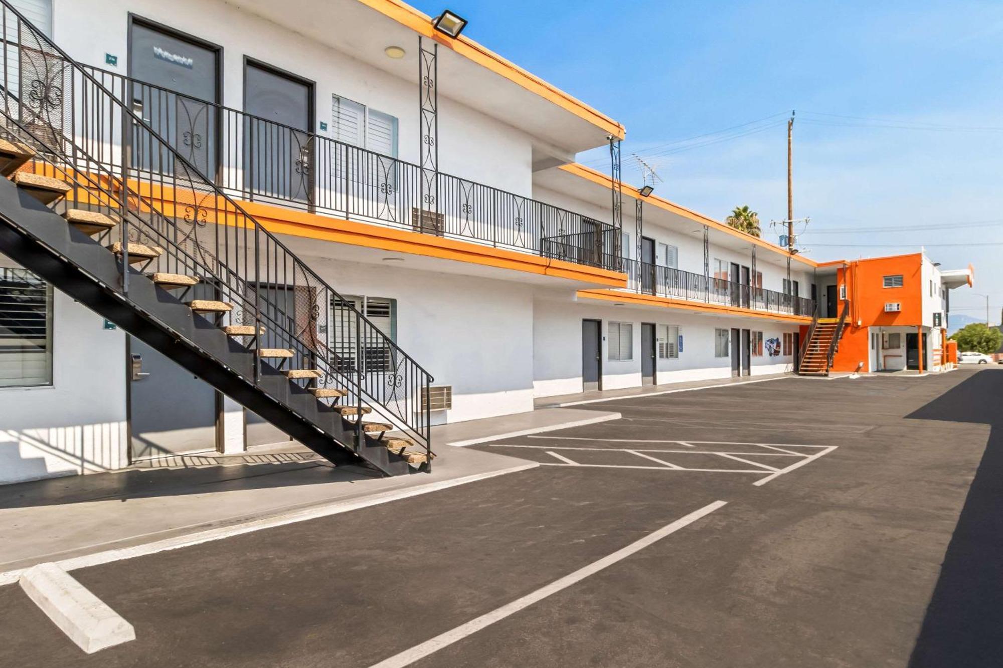 Rodeway Inn & Suites North Hollywood Burbank Airport - Universal Area Los Angeles Exterior photo
